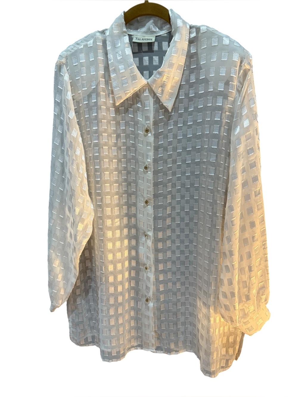 Vintage sheer gorgeous button shirt /cover up
detailed buttons size14/16